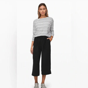 Lululemon Wide leg Noir crop pullover pants in black size 8 travel, Casual
